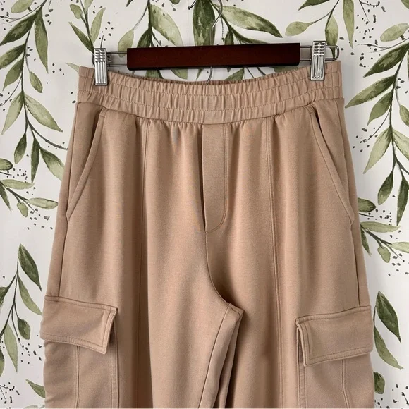 Old Navy Women's Dynamic Fleece High Waist Wide Leg Cargo Sweatpants. Medium. - Picture 2 of 7